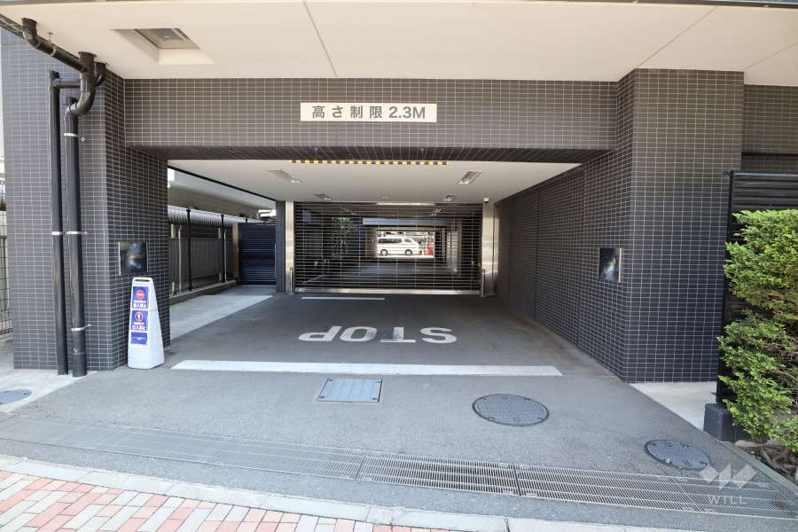 駐車場の出入り口（シャッター付き）