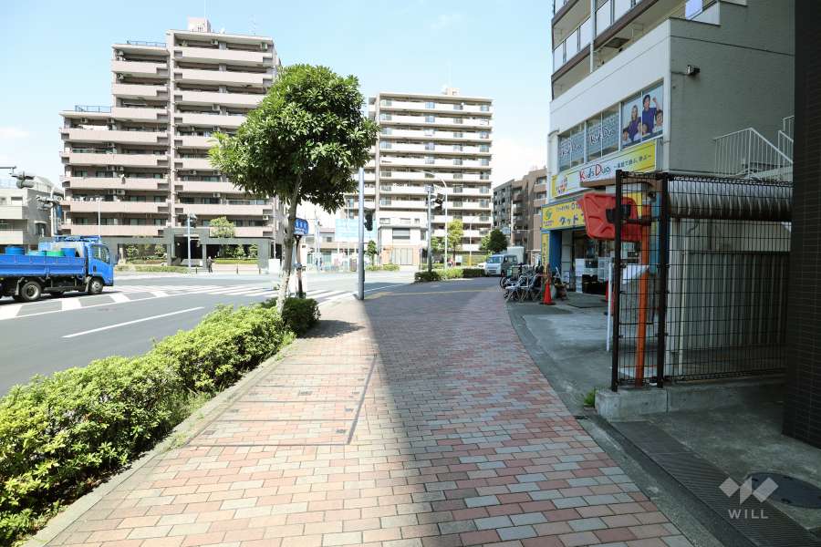 敷地の西側前面道路は綱島街道です（南側から）。