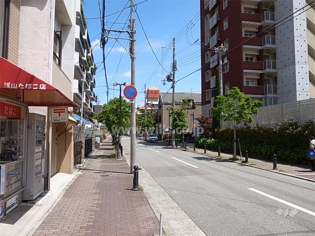 敷地北側は商店が並ぶ通りに面しています。