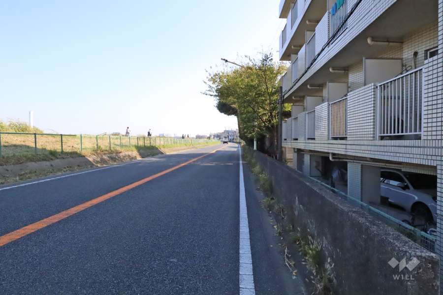 敷地北東側の前面道路(北西側から)