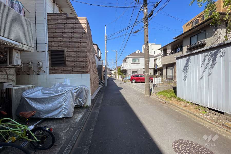 敷地北側の前面道路（東側から）