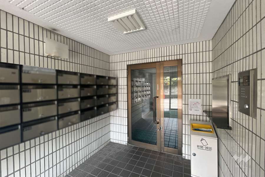 エントランスはオートロック付きです。