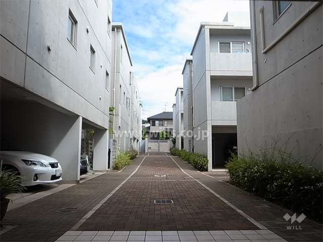 エントランスから見た敷地内
