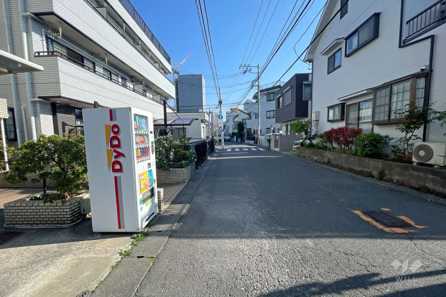 敷地南東側の前面道路（南西側から）