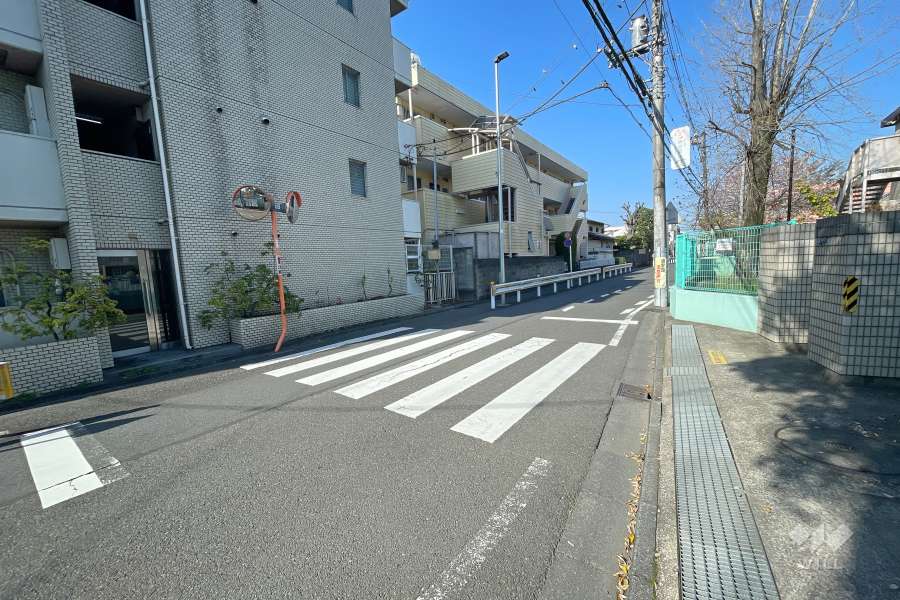 敷地北側の前面道路（東側から）