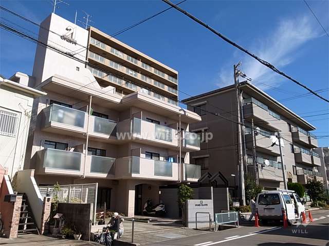 敷地南側には低層のマンションが建っています。