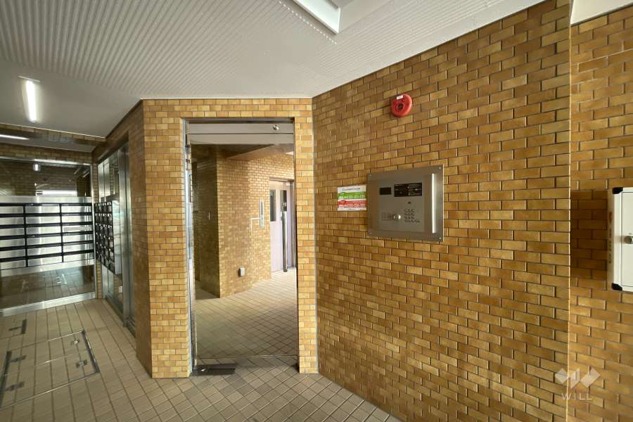 エントランスはオートロック付きです。