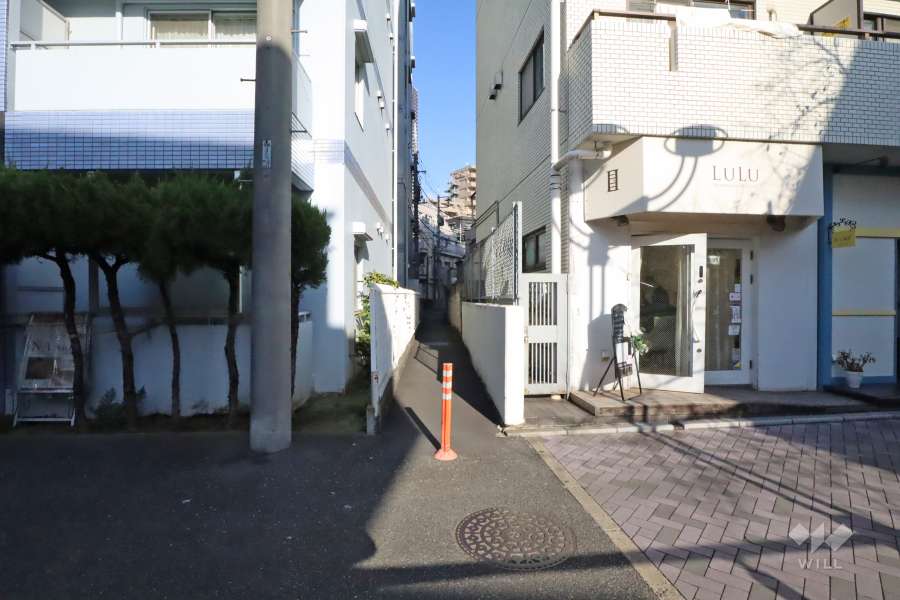 敷地北側の前面道路(西側から)