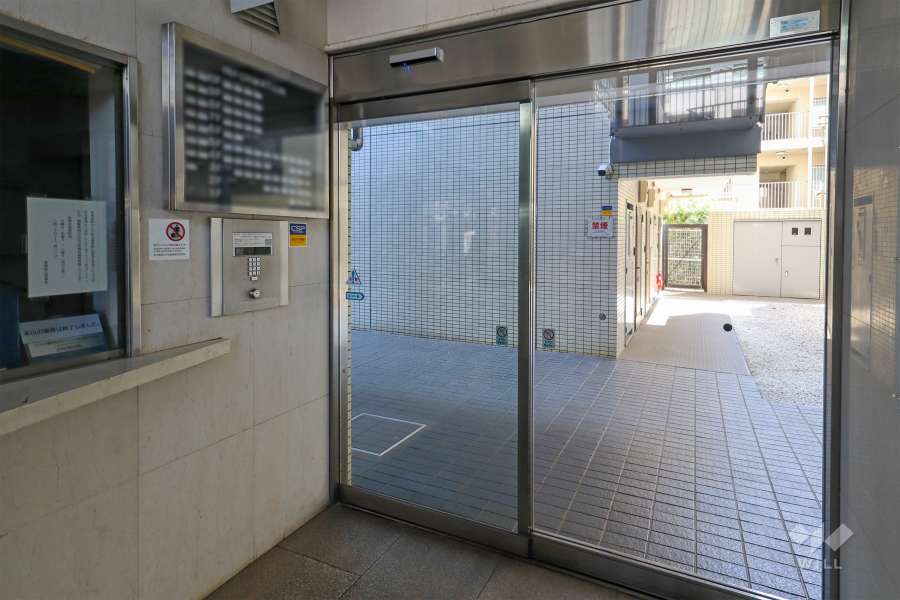 エントランスはオートロック付きです。　