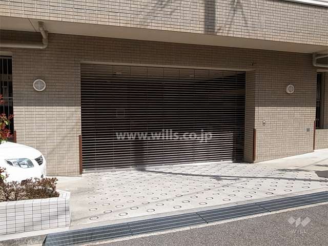 建物1階にある敷地内駐車場（リングシャッター付き）