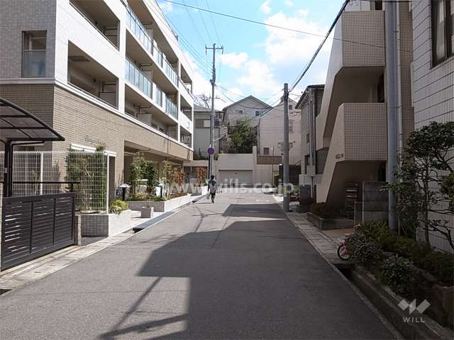 敷地南側の前面道路。周辺は静かな住宅地です。