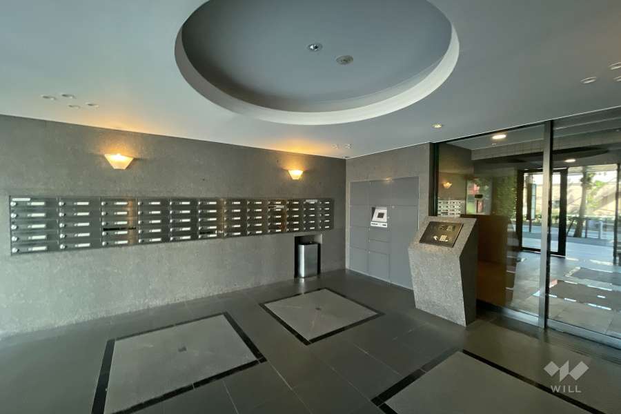 エントランスはオートロック付きです。