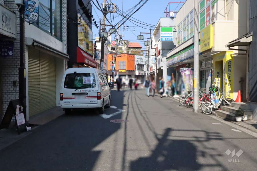 敷地西側の前面道路