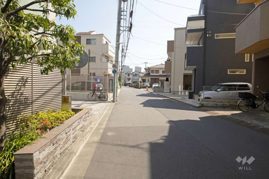 敷地の南側前面道路（東側から）