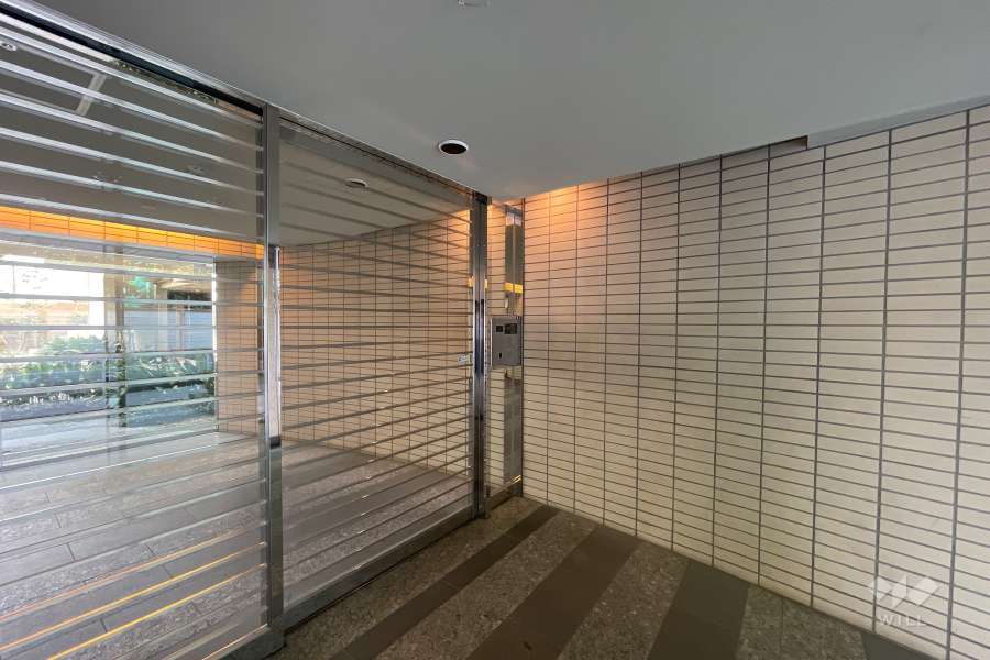 エントランスはオートロック付きです。