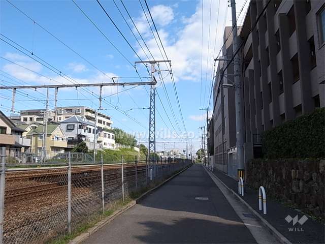 敷地北側は道を挟んで、JR東海道本線が走っています。