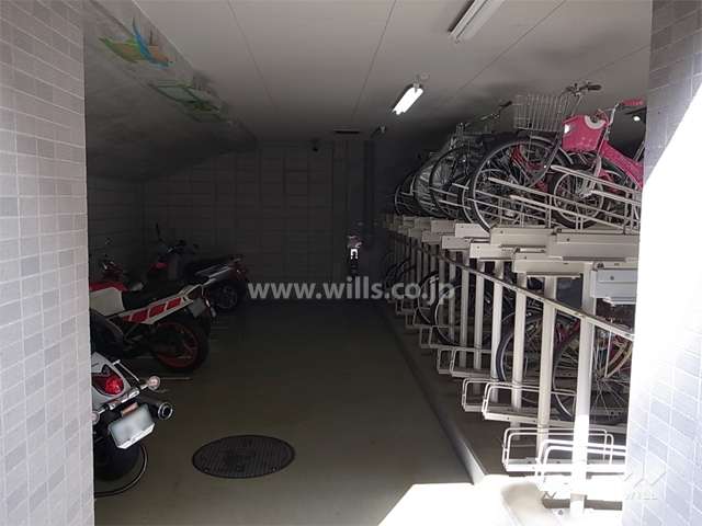 屋内にある駐輪場、バイク置き場