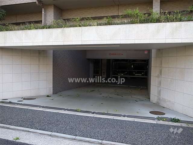 敷地北側にある駐車場入口