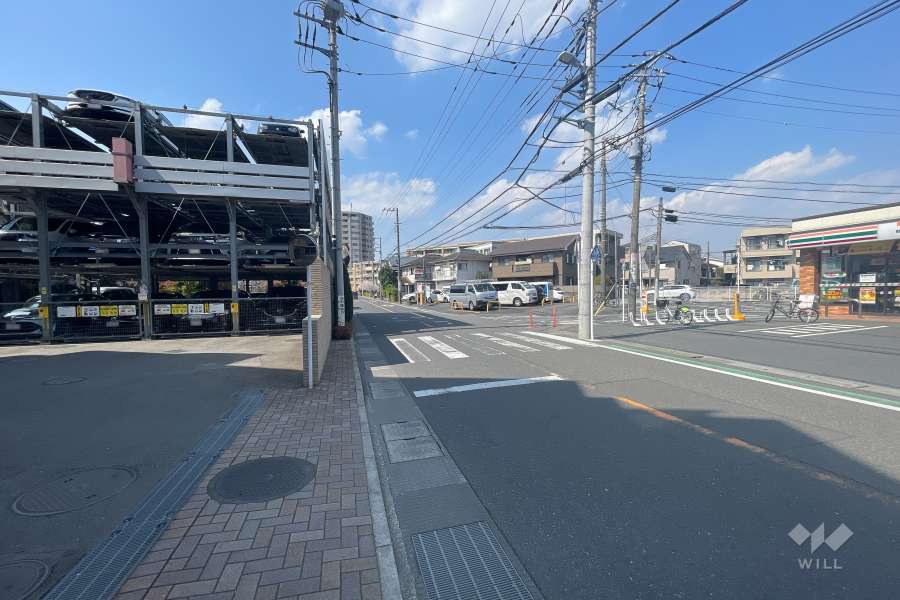 敷地北東側の前面道路（南東側から