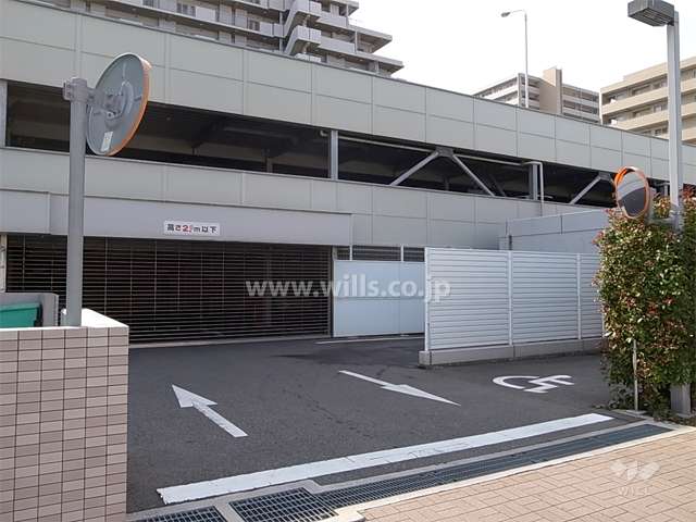 駐車場棟。入り口はリングシャッター付きです。