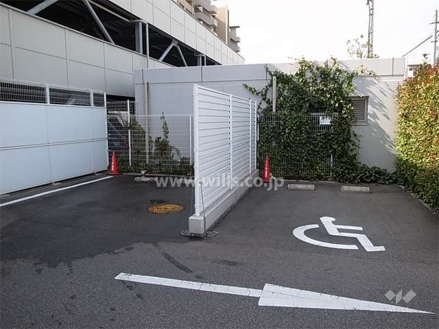 駐車場入り口横にある来客用駐車場と洗車スペース