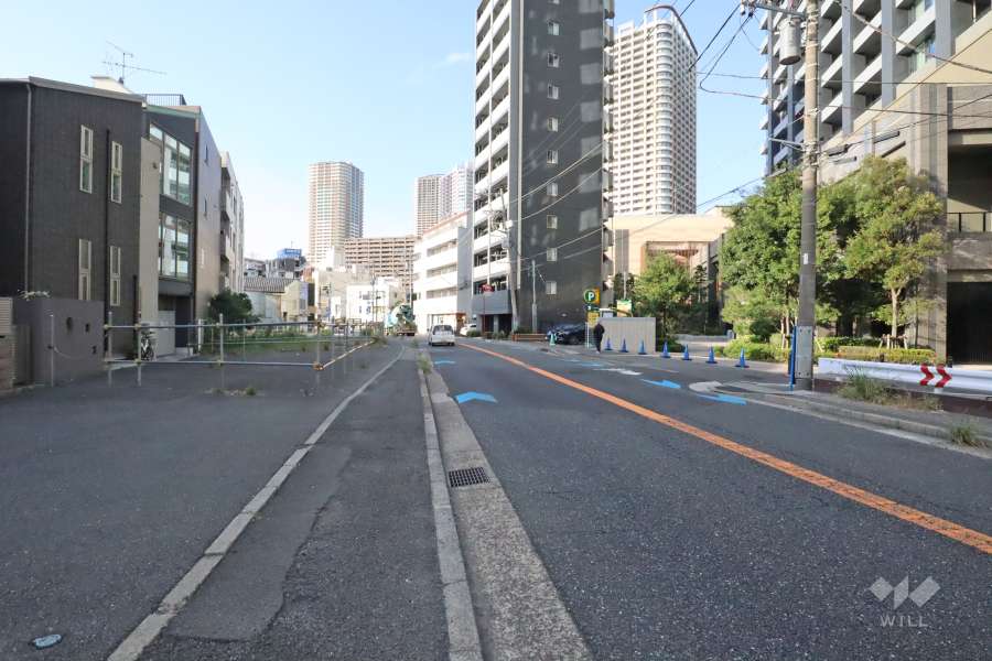 敷地西側の前面道路