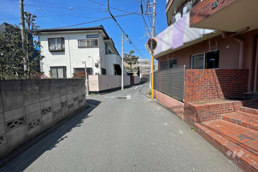 敷地南側の前面道路（東側から）