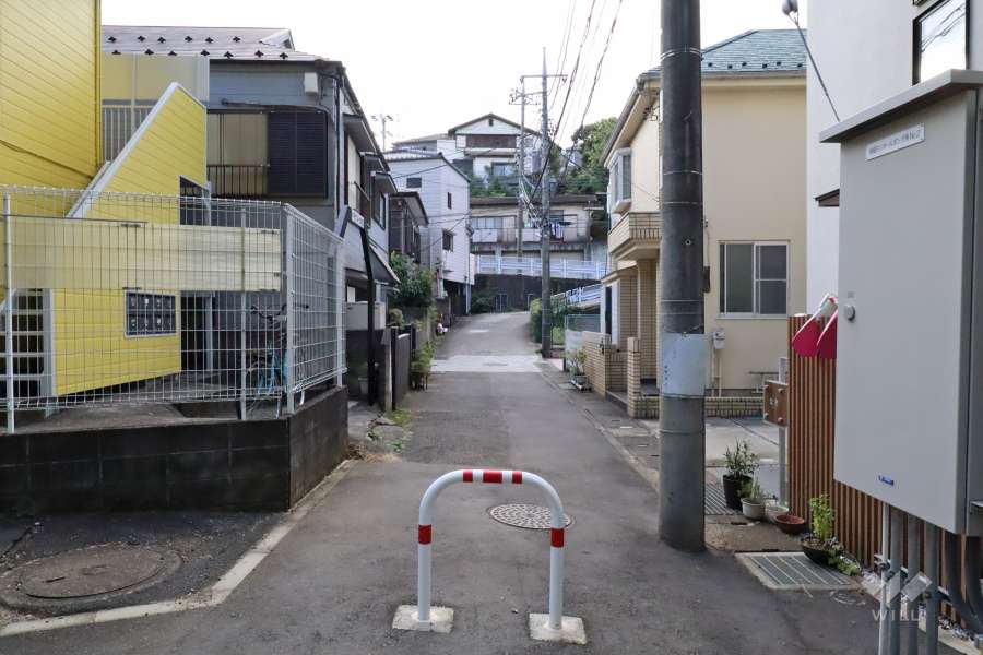 敷地南側の前面道路(東側から)