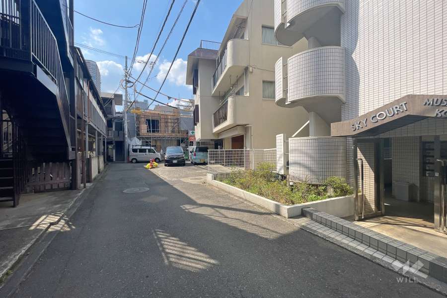 敷地南側の前面道路（東側から）