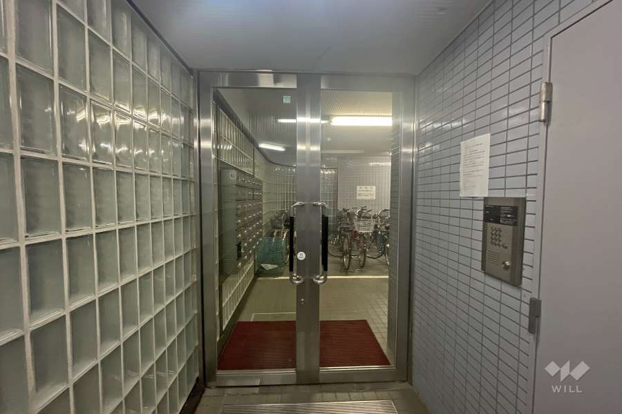 エントランスはオートロック付きです。