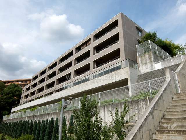 アーバンビュー芦屋山手A棟の外観（南西側から）