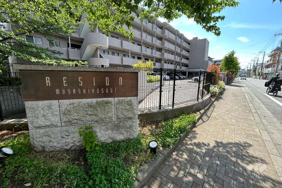敷地入り口に設置された銘板
