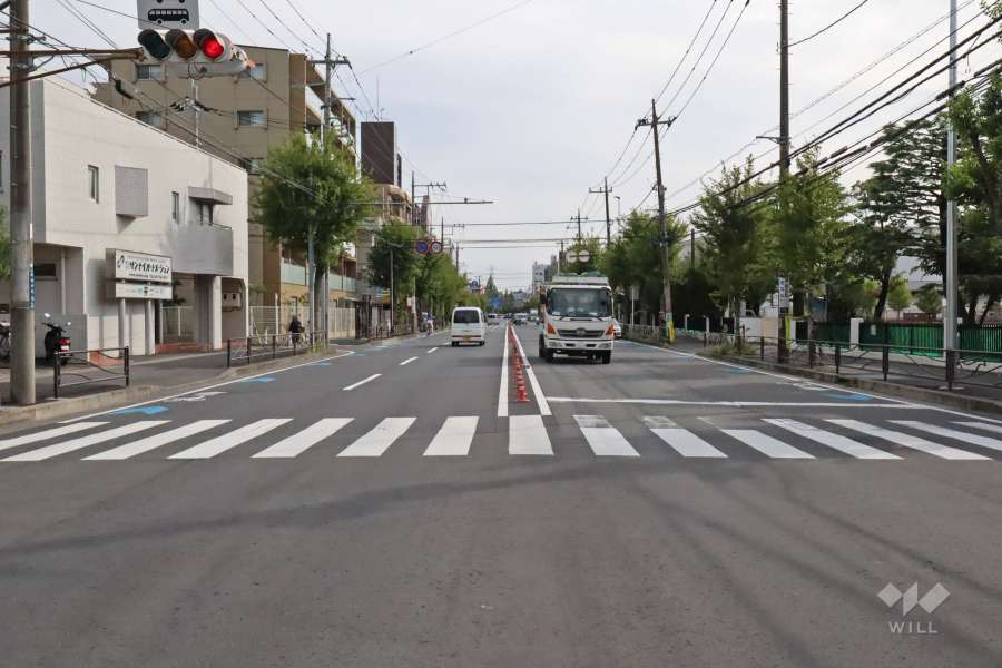 敷地西側の前面道路（北側から）