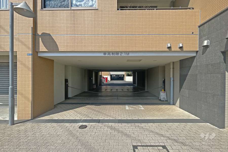 敷地内駐車場の出入り口（シャッター付き）