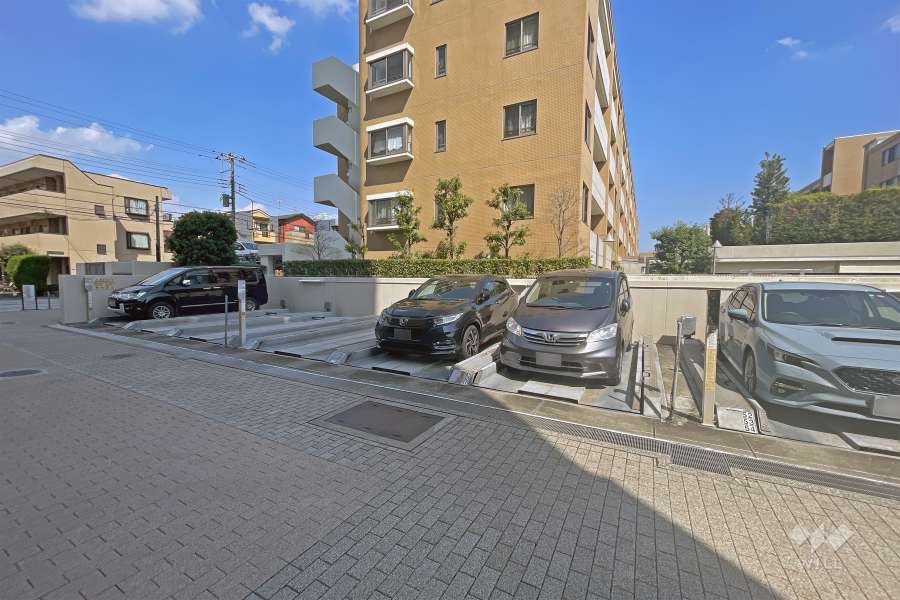 敷地西側にある敷地内駐車場（屋外機械式）