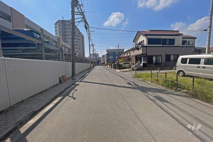 敷地北側の前面道路（東側から）