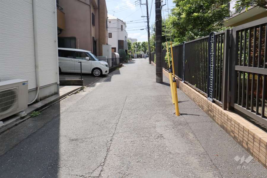 敷地東側の前面道路（北側から）