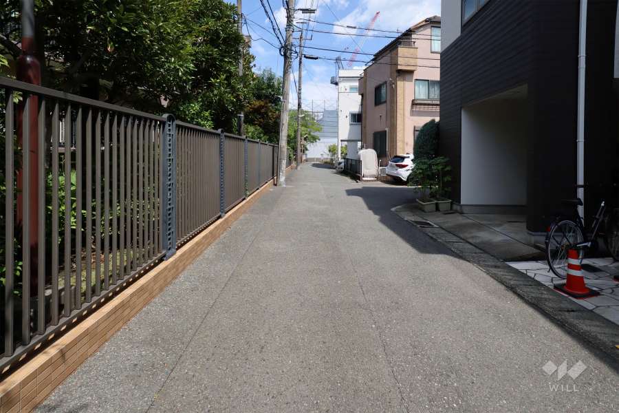 敷地東側の前面道路（南側から）