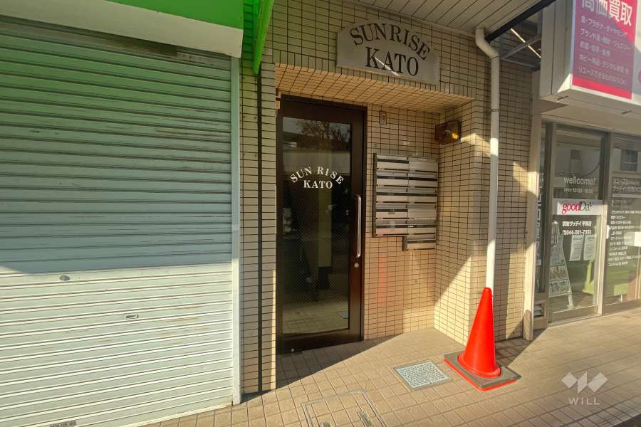 エントランスはオートロック付きです。