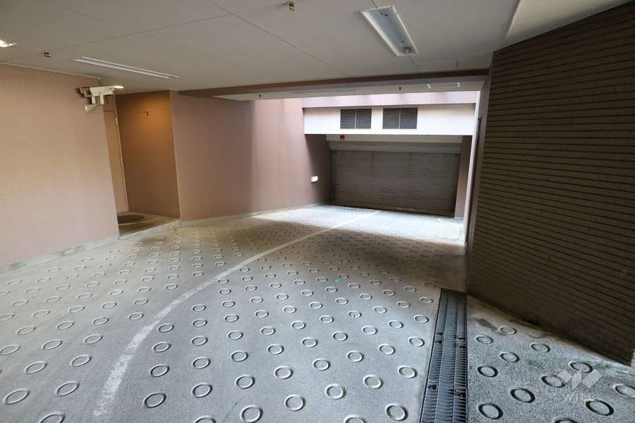 地階にある駐車場へのアプローチ（ゲート付き）