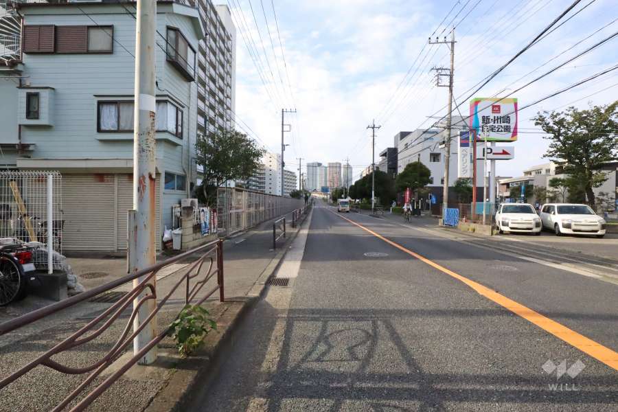 敷地北東側の前面道路(南東側から)