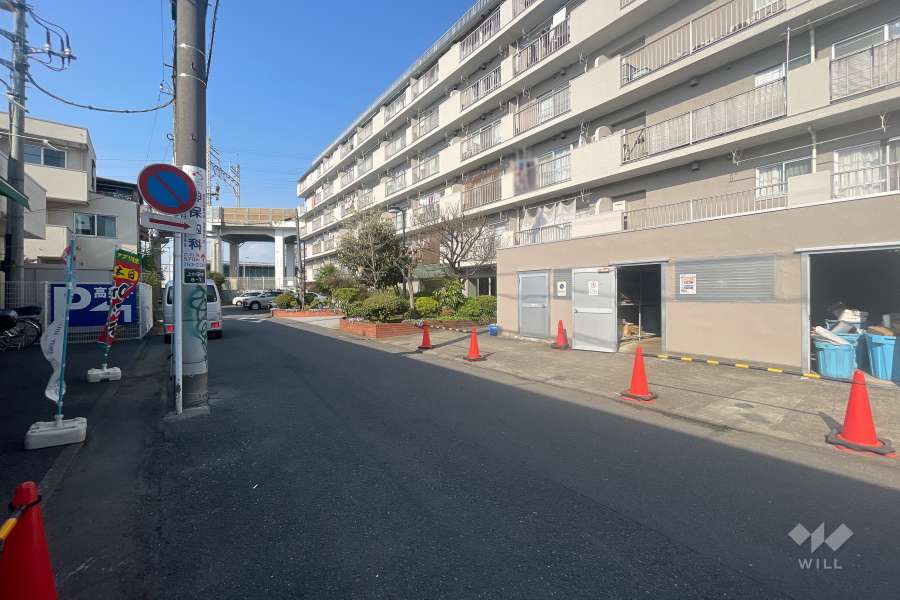 敷地西側の前面道路