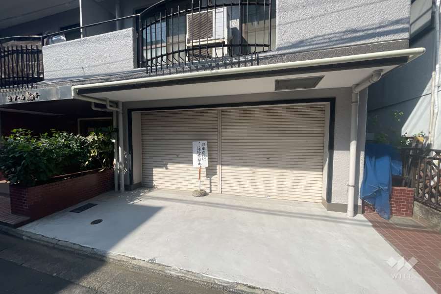 敷地内駐車場（シャッター付き）