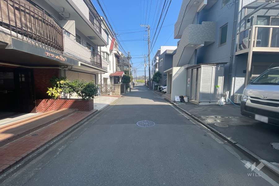 敷地東側の前面道路（南側から）