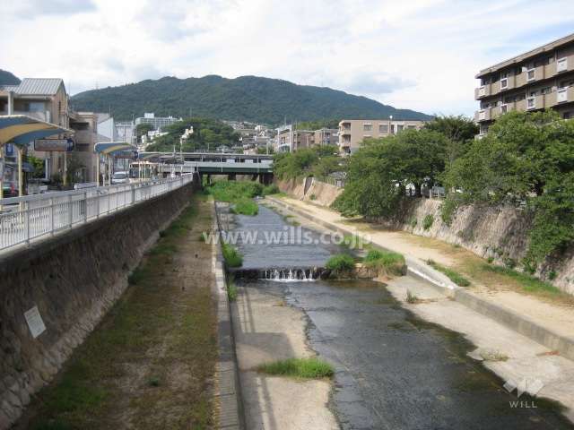 マンション西側に芦屋川が流れています