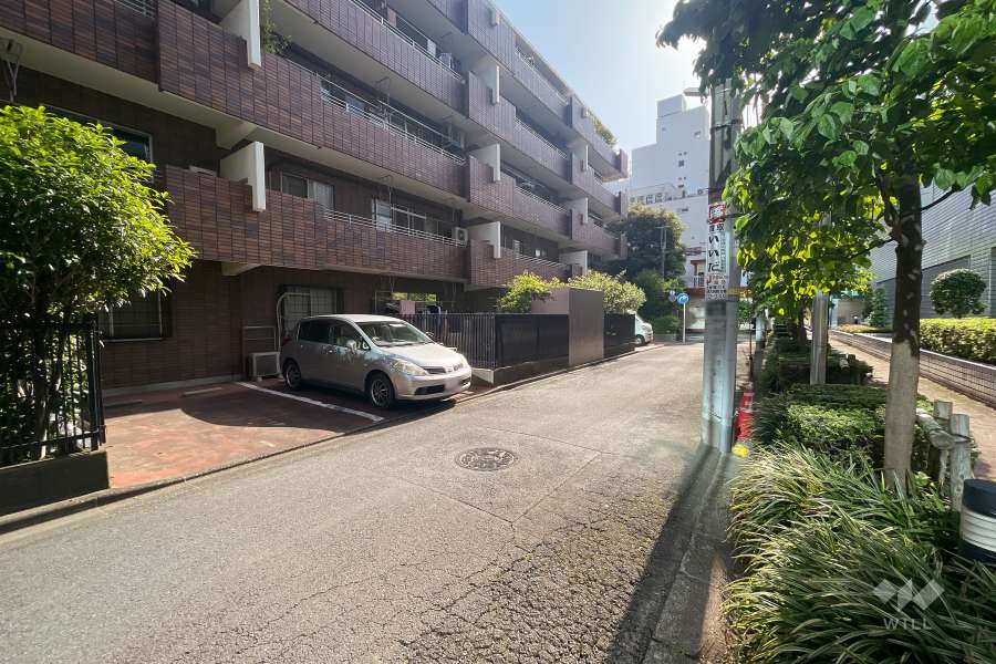 敷地南側の前面道路