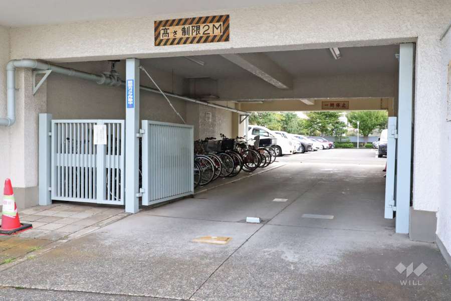 敷地内駐車場（屋外平面式）と駐輪場