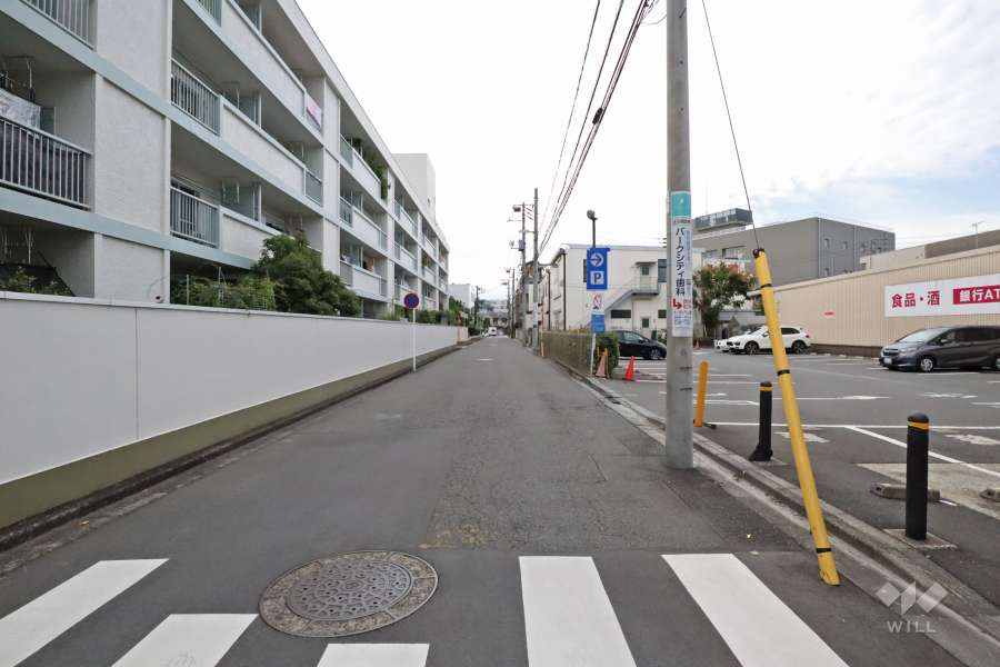 敷地西側の前面道路