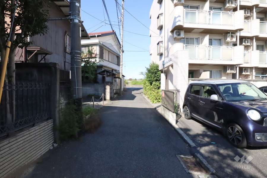 敷地西側の前面道路　