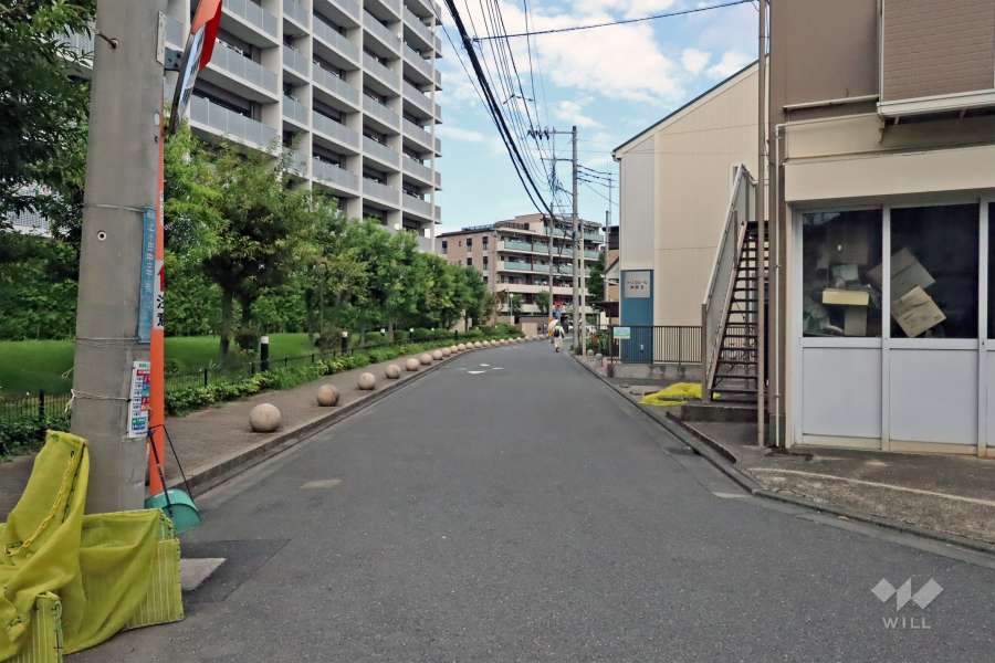 敷地南側の前面通路(西側から)
